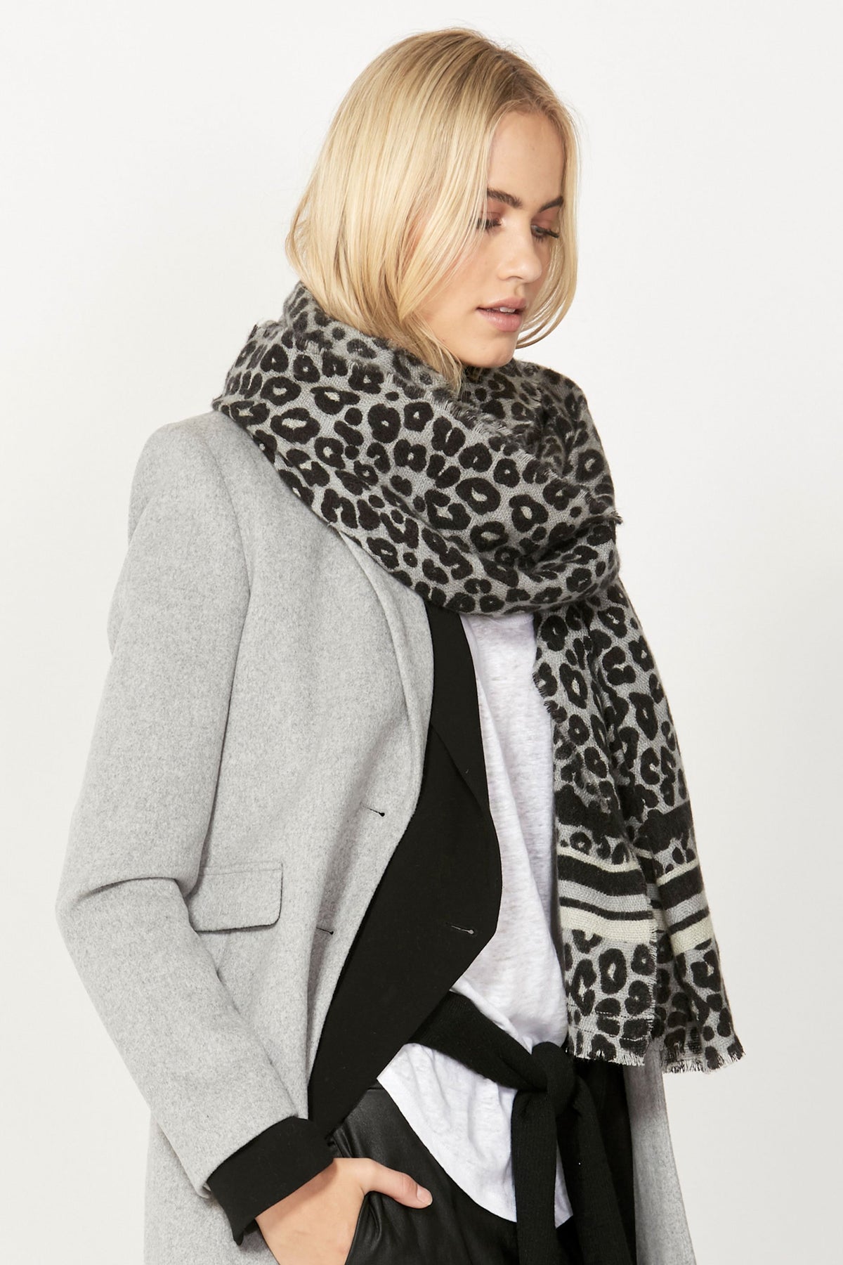 [TEST] Soft Leopard Lines Scarf
